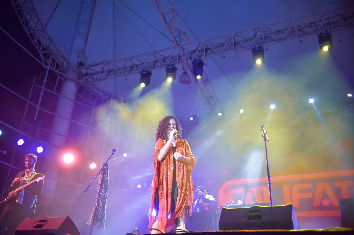 ccemx's tweet photo. 🎼 Califato 3/4 en el #ForoFIL 🎼
Ayer, los músicos sevillanos y malagueños de Califato 3/4 hicieron vibrar al público de Guadalajara con su innovadora propuesta que reivindica la Andalucía popular y mestiza. Su actuación combinó flamenco, funk, breaks, footwork, hip hop y dub, llevándonos en un viaje sonoro donde la experimentación no tiene límites.
🎹 El grupo presentó ‘ÊCCLABÔ DE LIBERTÁ’, su disco más elaborado hasta la fecha, con catorce temas nuevos y grandes colaboraciones (Lole Montoya, La Plazuela, Perrate, Carmen Xía…). Flamenco y avant-garde se unen en un proyecto donde la electrónica y la producción se convierten en extensiones del cante, como la guitarra lo es en el flamenco tradicional.
Si no pudiste asistir a la FIL Guadalajara, ¡hoy tienes una nueva oportunidad! Califato 3/4 estará en el CCEMx en la Ciudad de México a las 18 h.
¡Acá nos vemos!
@califato_3x4 @ACEcultura @AECID_es @CooperacionESP @udg_oficial @culturagob @FILGuadalajara
#EspejoFIL #CCEMx #CaminodeIdayVuelta