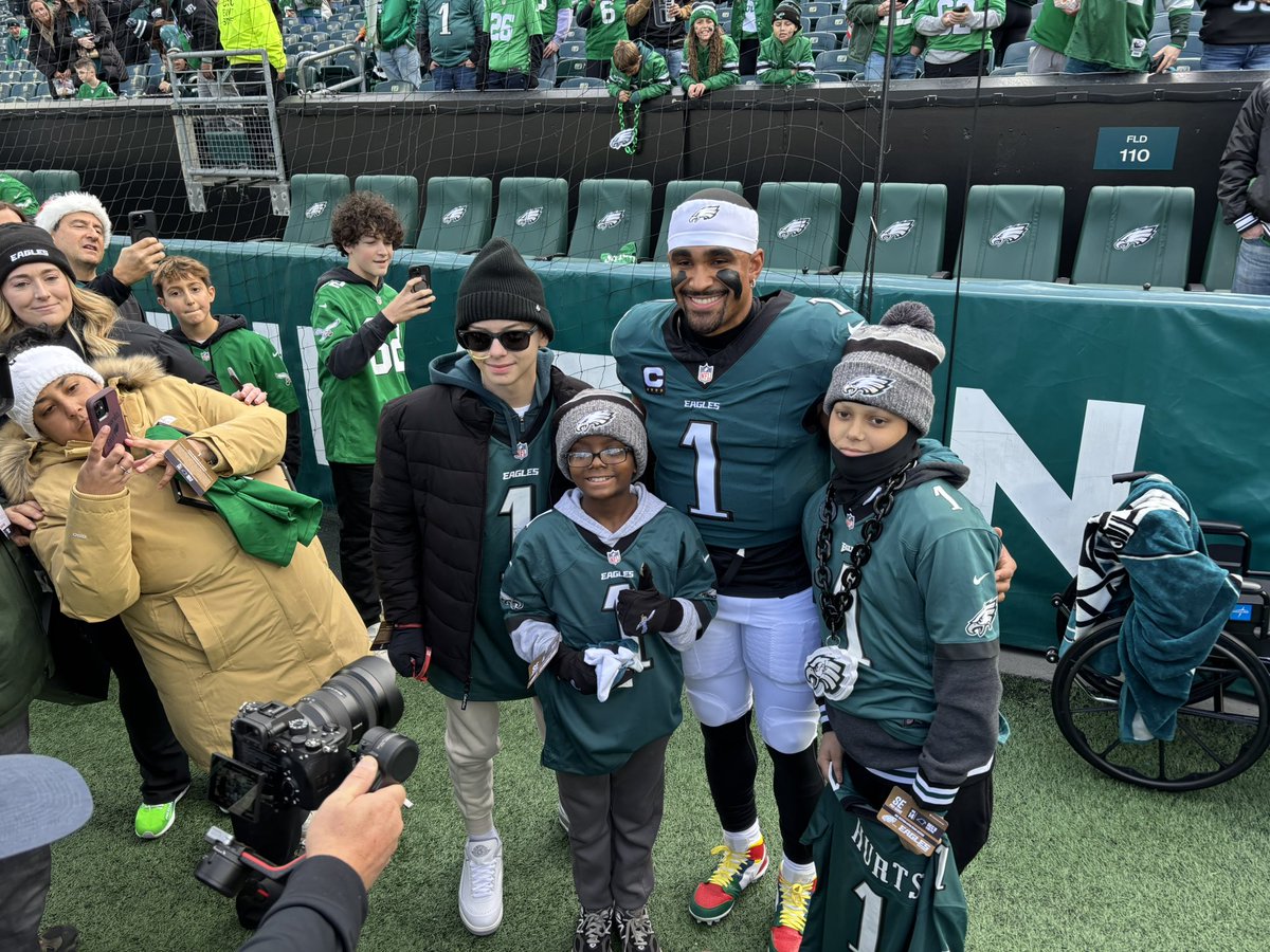 JClarkNBCS's tweet photo. Jalen Hurts took time before the game to surprise some kids from CHOP 

Jalen designed the cleats he is wearing during the game with the kids the other day at CHOP https://t.co/VHKYoQepGj