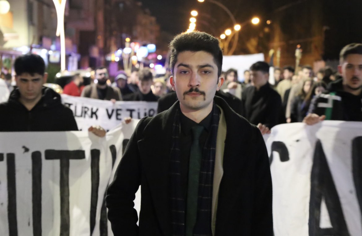 Gebze’de sabahın ilk saatlerinden itibaren yolları kapatarak çevreye rahatsızlık veren Suriye’li bir gruba tepki gösteren Hürriyet ve İstikbal Derneği Başkanı Alaattin Kürşat kardeşimiz gözaltına alınmış!
Türkiye’nin muhtelif yerlerinde herhangi bir izin almadan sokaklara dökülen