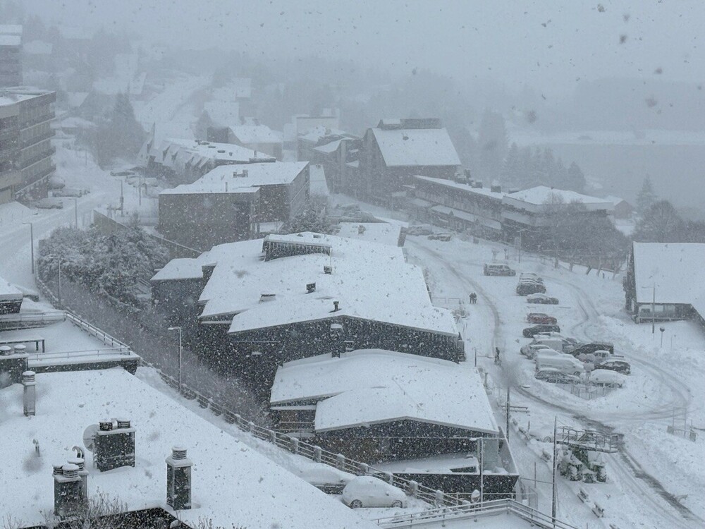 Meteovilles's tweet image. Les stations du #MassifCentral font le plein de #neige comme ici à #SuperBesse (#PuyDeDome) où des cumuls de 40cm sont attendus d'ici demain.  

Image forums d'Infoclimat &amp;gt;&amp;gt;&amp;gt; t.ly/1pObK