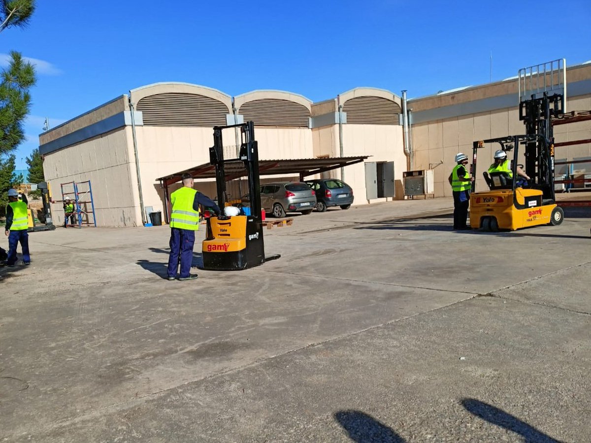 fpcatarroja's tweet photo. ⭕️🔝Se reinician en @CRNMaderaCorcho Paterna los #CertificadosdeProfesionalidad "COML0309. Organización y gestión de almacenes" suspendidos por la #DanaValencia en #CIPFPCatarroja ❗️❗️Ánimo y a completar la formación y prácticas Empresa💪
#CIPFP @GVAlabora @GVAeducacio #SomLabora https://t.co/tLWwp4WS6I
