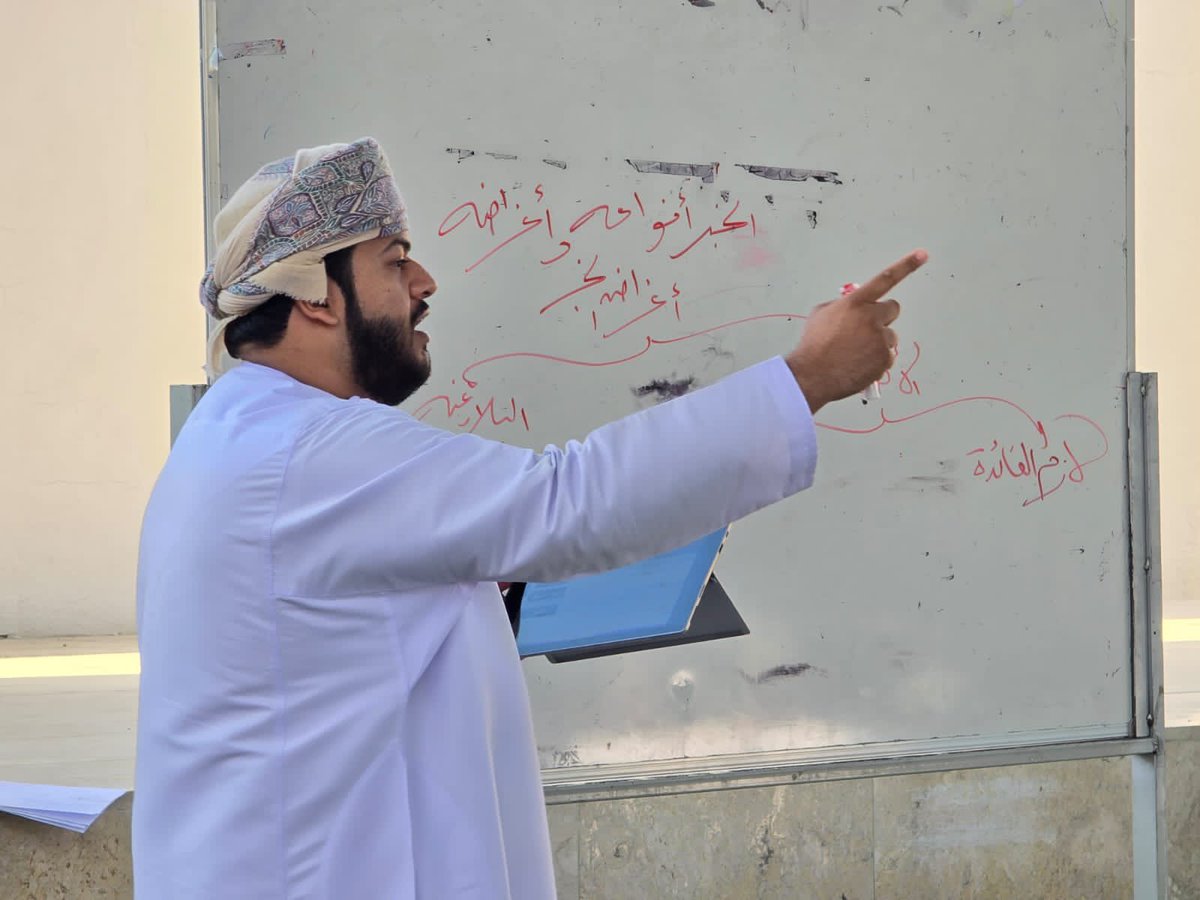 BilarabBinSulta's tweet photo. حصة البلاغة العربية للصف الثاني عشر مع الأستاذ بدر الهنائي في ربوع الساحة الخضراء. مزج بين الفصاحة وانشراح النفس للتعبير والانطلاق.. كسر الروتين يبلغ بالطالبين المدى. https://t.co/7tFtI2D7kD