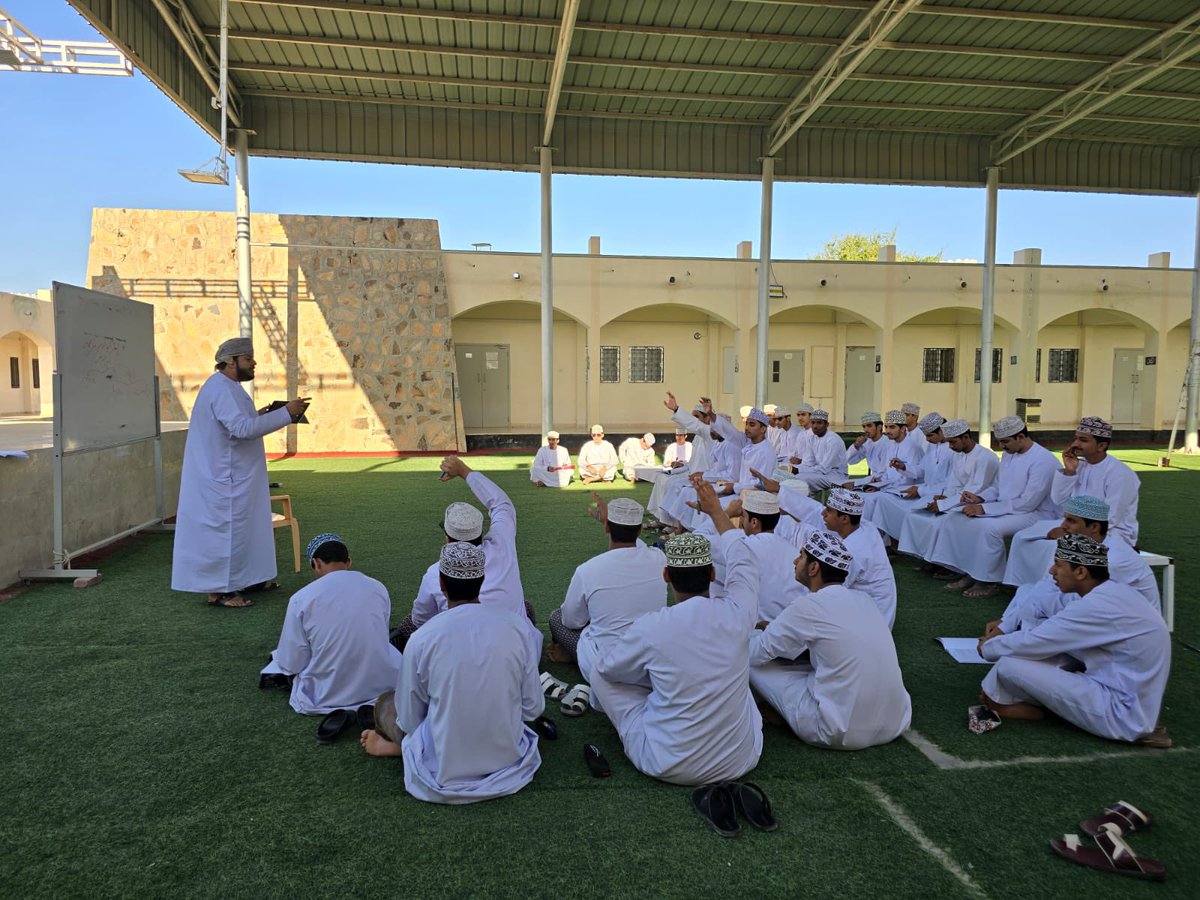 BilarabBinSulta's tweet photo. حصة البلاغة العربية للصف الثاني عشر مع الأستاذ بدر الهنائي في ربوع الساحة الخضراء. مزج بين الفصاحة وانشراح النفس للتعبير والانطلاق.. كسر الروتين يبلغ بالطالبين المدى. https://t.co/7tFtI2D7kD