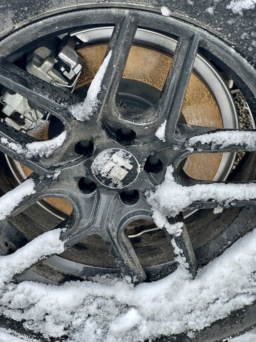 romimoko's tweet photo. Volvo CX60 2024 
So much for well known Swedish steel quality…
Parked outside overnight and discs are #rusty 

Made in CHINA quality 

@volvocars @Volvoofedmonton https://t.co/zMvwm4OUT2