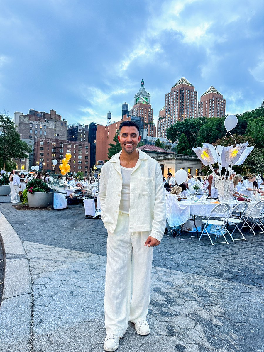 Take me back to <a href="/DinerEnBlancNYC/">DînerEnBlanc NewYork</a> where we danced and dined in Union Square with 2,000 of our closest friends to celebrate the end of summer! 🤩 

#DinerenBlancNYC #DiegoDowntown