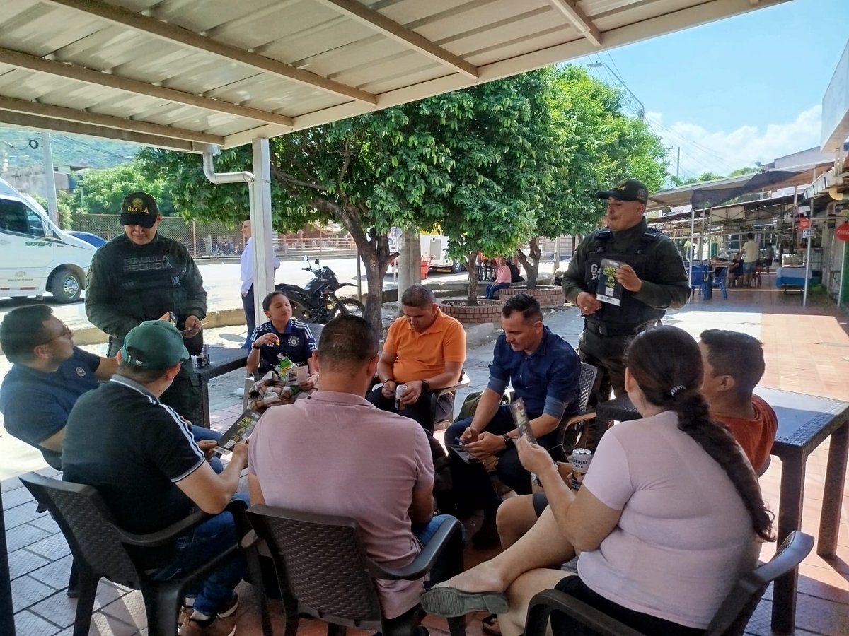 PoliciaCucuta's tweet photo. El Grupo de Acción Unificada por la Libertad Personal #GAULA, llegó al sector #ElTerminalito, en los Patios, para prevenir la extorsión, dónde compartimos recomendaciones clave para protegerse de las llamadas carcelarias.

#YoNoPagoYoDenuncio https://t.co/IlsuPYAyq3