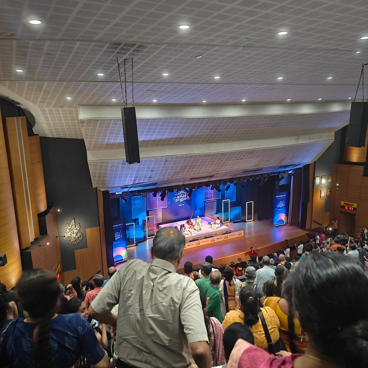 aarthu28's tweet photo. Standing ovation at Tamizhum Naanum. Enchanting 3 hours by one and only @sanjaysub. #themusicacademy #December2024 #katcheri https://t.co/q84j4xAsdx