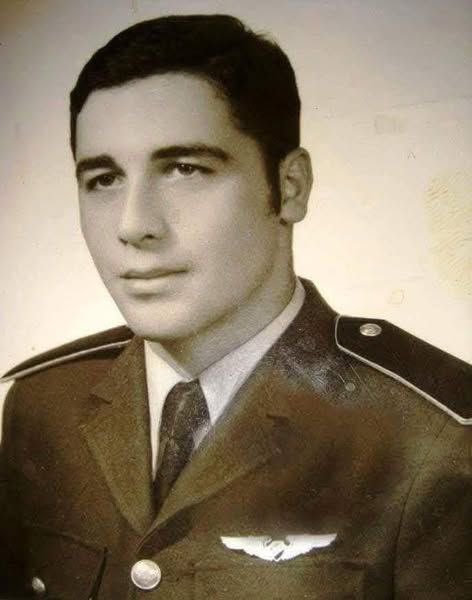 MartinGlasenapp's tweet photo. Das ist Raghid Al-Tatari. Der ehemalige Pilot der syrischen Luftwaffe weigerte sich 1981, auf Befehl von Hafez al-Assad die Stadt Hama zu bombardieren. Zur Strafe wurde er verhaftet und "verschwand". Heute fand man ihn im befreiten Gefängnis Sadnaya. Nach 43 Jahren. Wahnsinn! https://t.co/E8bpl5SkkX