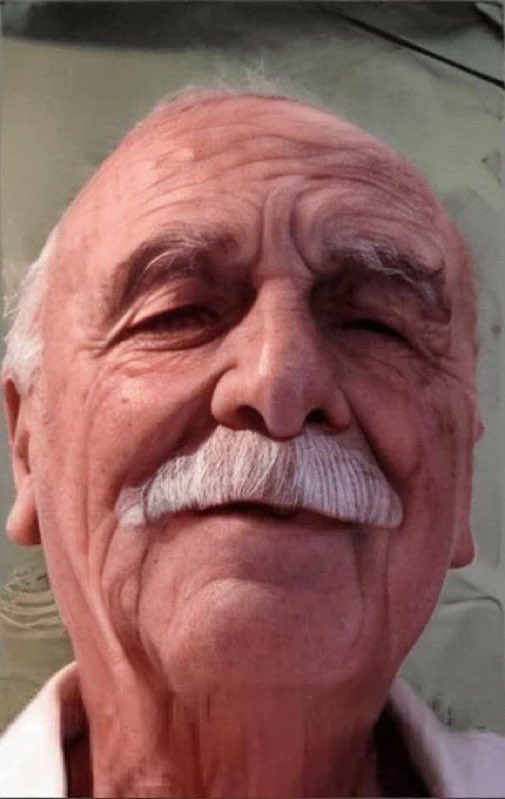 MartinGlasenapp's tweet photo. Das ist Raghid Al-Tatari. Der ehemalige Pilot der syrischen Luftwaffe weigerte sich 1981, auf Befehl von Hafez al-Assad die Stadt Hama zu bombardieren. Zur Strafe wurde er verhaftet und "verschwand". Heute fand man ihn im befreiten Gefängnis Sadnaya. Nach 43 Jahren. Wahnsinn! https://t.co/E8bpl5SkkX