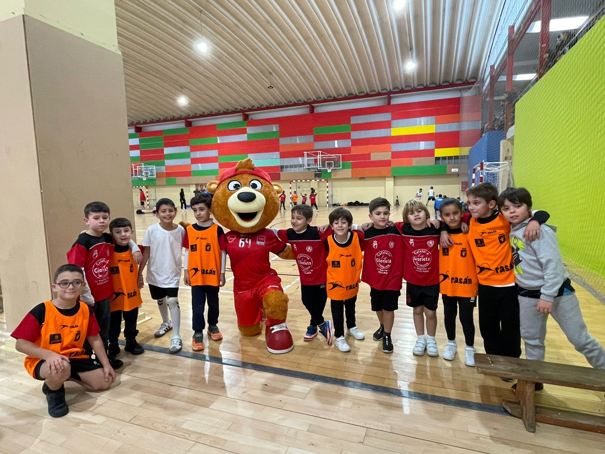 🐻🤾🏼‍♂️| Jornadas promoción escuelas: Juega con Hand.

🐣Nuestros pequeños de escuelas han podido disfrutar jugando a balonmano junto a la mascota de la <a href="/fedmadridbm/">Fed. Madrileña BM.</a>, Hand 🐻👏🏻

Gracias a todos los monitores  voluntarios de @bmcoslada que lo han hecho posible.

#vamoscoslada❤️💚