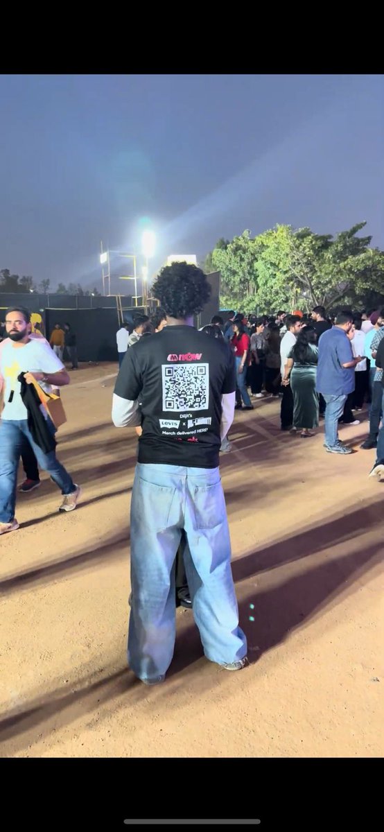Someone got a Myntra delivery mid-Diljit set. Mujhe laga sirf beats drop hote hain, yahan toh outfits bhi drop ho rahe hain!