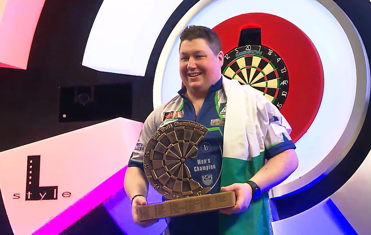 livedarts's tweet photo. 𝗛𝗶𝘀𝘁𝗼𝗿𝘆 𝗳𝗼𝗿 𝗧𝗵𝗲 𝗔𝗿𝗿𝗼𝘄 🏹🏆

Shane McGuirk becomes the first player from the Republic of Ireland to win a World Championship title 🇮🇪

#WDFDarts https://t.co/oNqJ9vQoj7