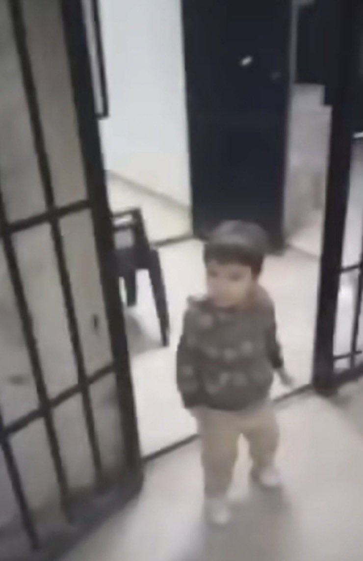 اصغر معتقل في سجون طاغية سوريا 

لم يمسك لعبة او يشاهد عصفوراً #صيدنايا