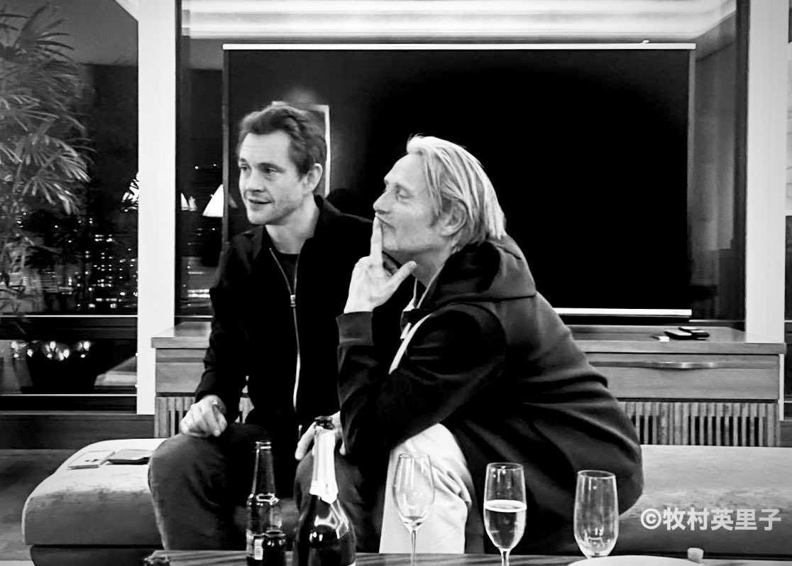 プライベートで広ーーーーい空間にいても、こーーーーんな真隣で被るように座ってしまうふたり。これにはファンの皆さまもニッコリですね！いまから再来日をお待ちしています。

他のSNSやメディアへの写真無断使用並びに転載、切取りはご遠慮ください。
※Please do not use, upload or crop the