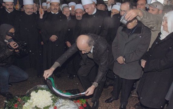 وَلا بُـدّ لِلَّيـْلِ أنْ يَنْجَلِــي وَلا بُدَّ للقَيْدِ أَنْ يَـنْكَسِـر

علم الثورة السورية على ضريح الشهيد كمال جنبلاط ٢٠١٢ 🌹