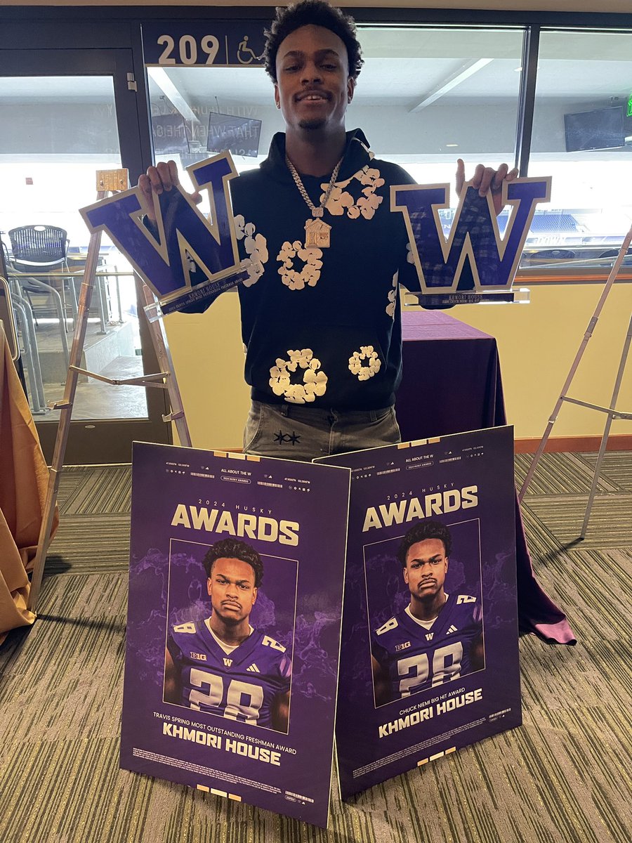 boscofootball's tweet photo. Impact Freshman Linebacker! Congrats to ‘24 Khmori House for earning two distinct honors at the Washington Husky Banquet.  Most Outstanding Freshman
&amp; Big Hit Awards! #DestinationBosco https://t.co/eABzePC10h