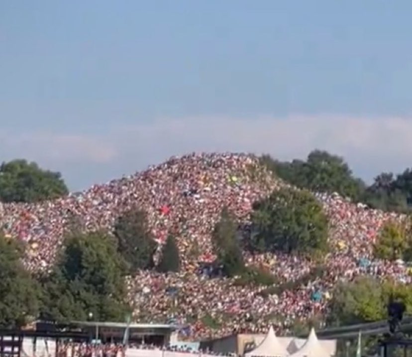 blockbellaout's tweet photo. when thousands of swifties in munich gathered on a hill to watch the eras tour and taylor acknowledged it… TAYIMPACT. https://t.co/YNNep2oep4