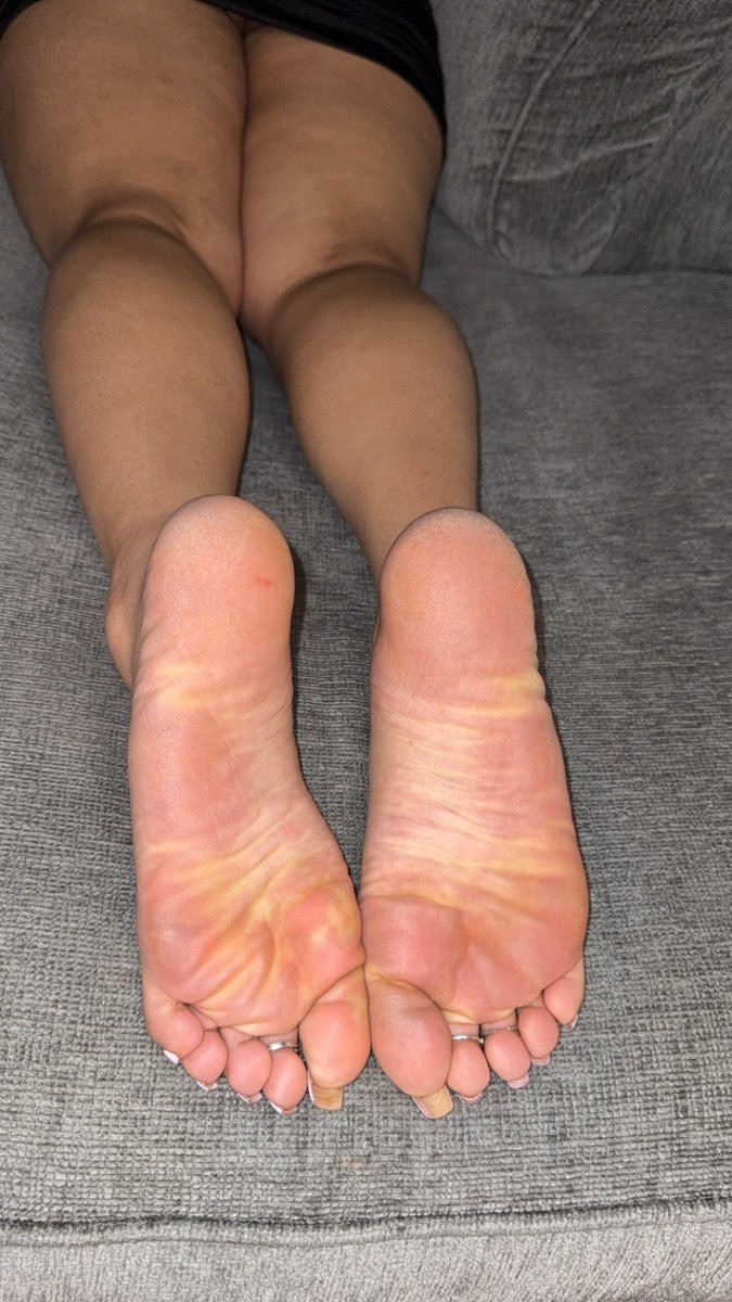 AngieFeetXO's tweet photo. Bust a load on my soles 💦 https://t.co/RO9k0SGs7Z