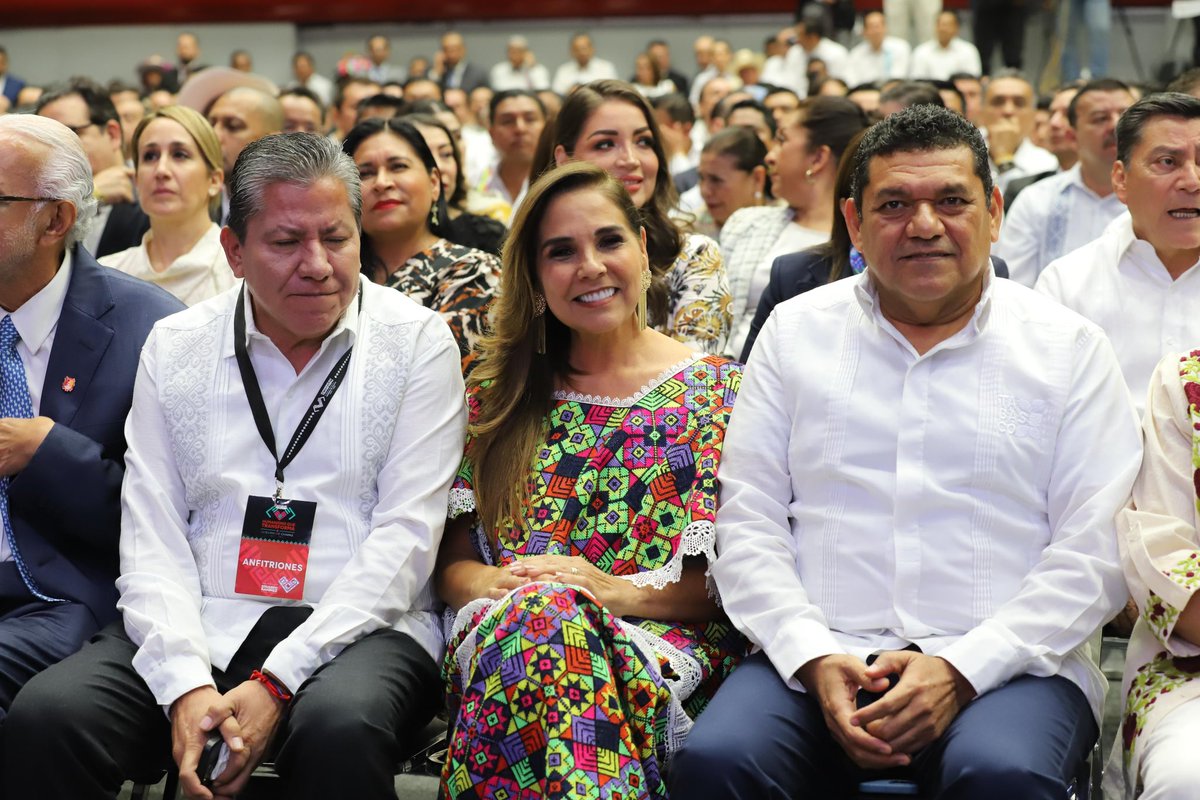 TabascoJavier's tweet photo. Acompañamos con mucho gusto a nuestro amigo y compañero Eduardo Ramírez Aguilar (@ramirezlalo_) en su toma de posesión como Gobernador de Chiapas. Nos une el amor al pueblo y vamos a trabajar muy coordinados para bienestar de nuestras entidades que comparten frontera. https://t.co/04Q9v1xqdU