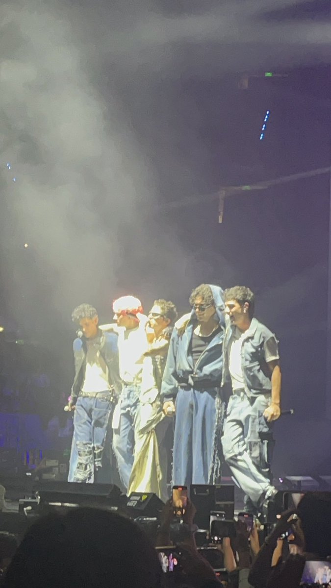 MilisRoss's tweet photo. Un día d abril se les ocurrió a estos 5 regresar y sanar miles d corazones 😿🤍 https://t.co/TCHWo4hsxM