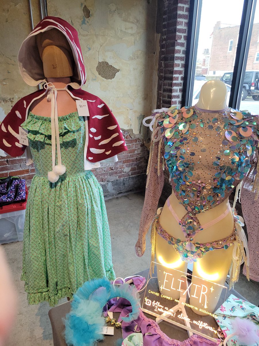 _amberadelaide_'s tweet photo. pretty good day at Something Crafty here in STL~ my stuff really stands out even at markets full of alternative people! 

@ElixirOutfitter https://t.co/5t2L7sccZD