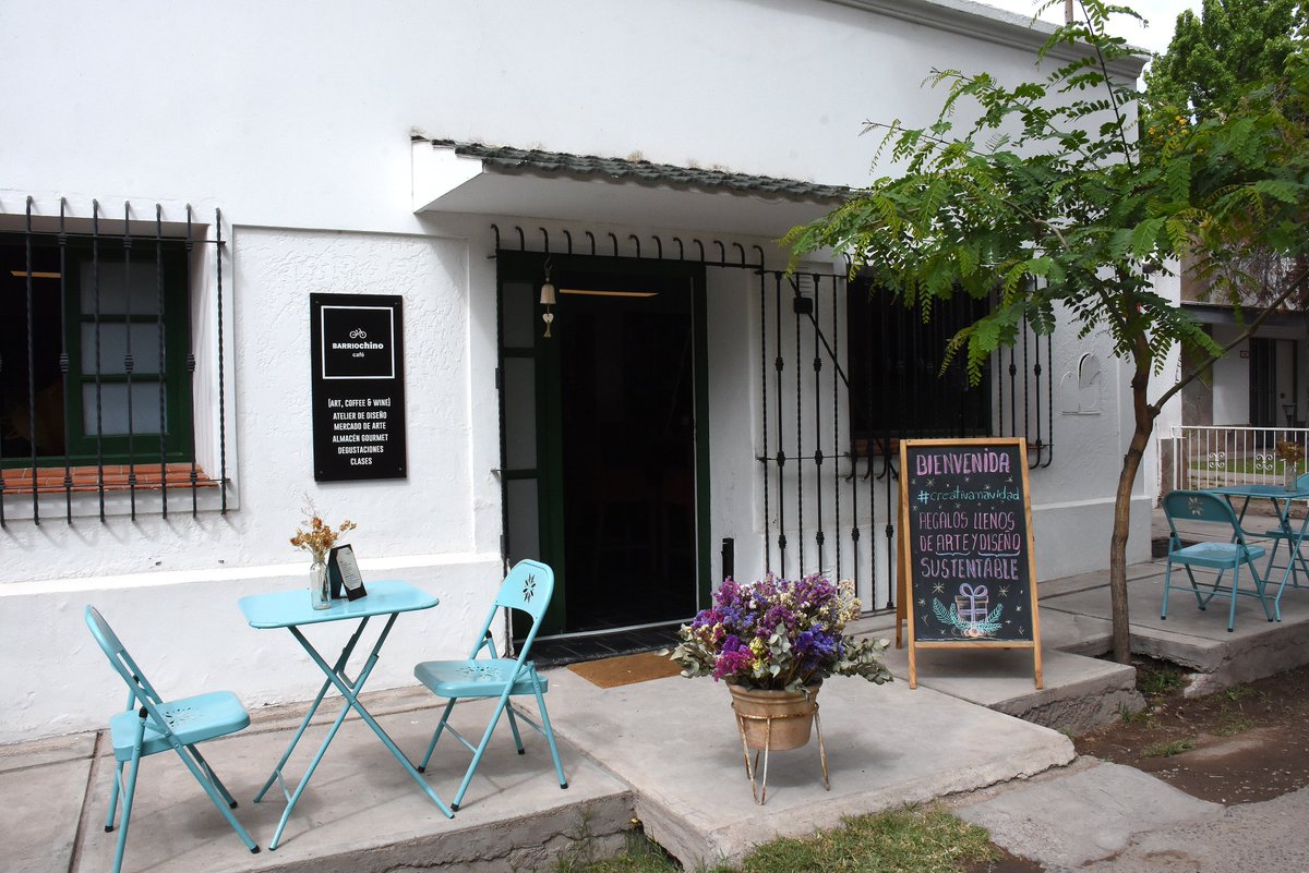 Cultura_Mza's tweet photo. 🔍 Si buscas un sitio de arte, indumentaria, diseño, accesorios y tienda de café, pásate por Barrio Chino Chacras
📍Monte Líbano 1068, Lujan de Cuyo
👉🏻 ¿Sabías que hay promos especiales?
🏷 Usa el código #CreativaNavidad y descubrilas
#CulturaMendoza #IndustriasCreativasMendoza https://t.co/yFzIWpoxp1