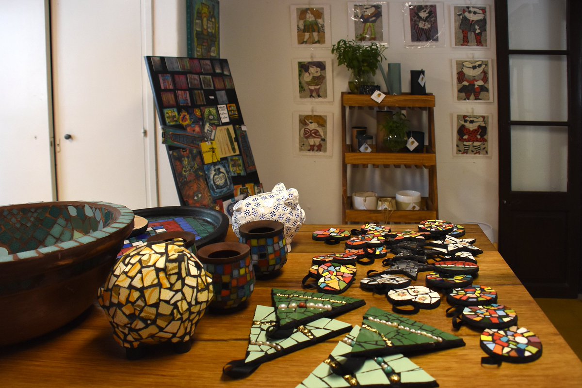 Cultura_Mza's tweet photo. 🔍 Si buscas un sitio de arte, indumentaria, diseño, accesorios y tienda de café, pásate por Barrio Chino Chacras
📍Monte Líbano 1068, Lujan de Cuyo
👉🏻 ¿Sabías que hay promos especiales?
🏷 Usa el código #CreativaNavidad y descubrilas
#CulturaMendoza #IndustriasCreativasMendoza https://t.co/yFzIWpoxp1