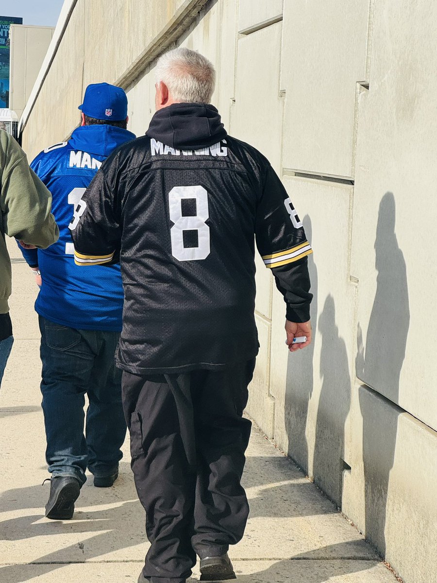 thegiantsingh's tweet image. #Manning fam is in house! #Elimanning #Archiemanning #Giants #Saints #GiantsTurbanGuy