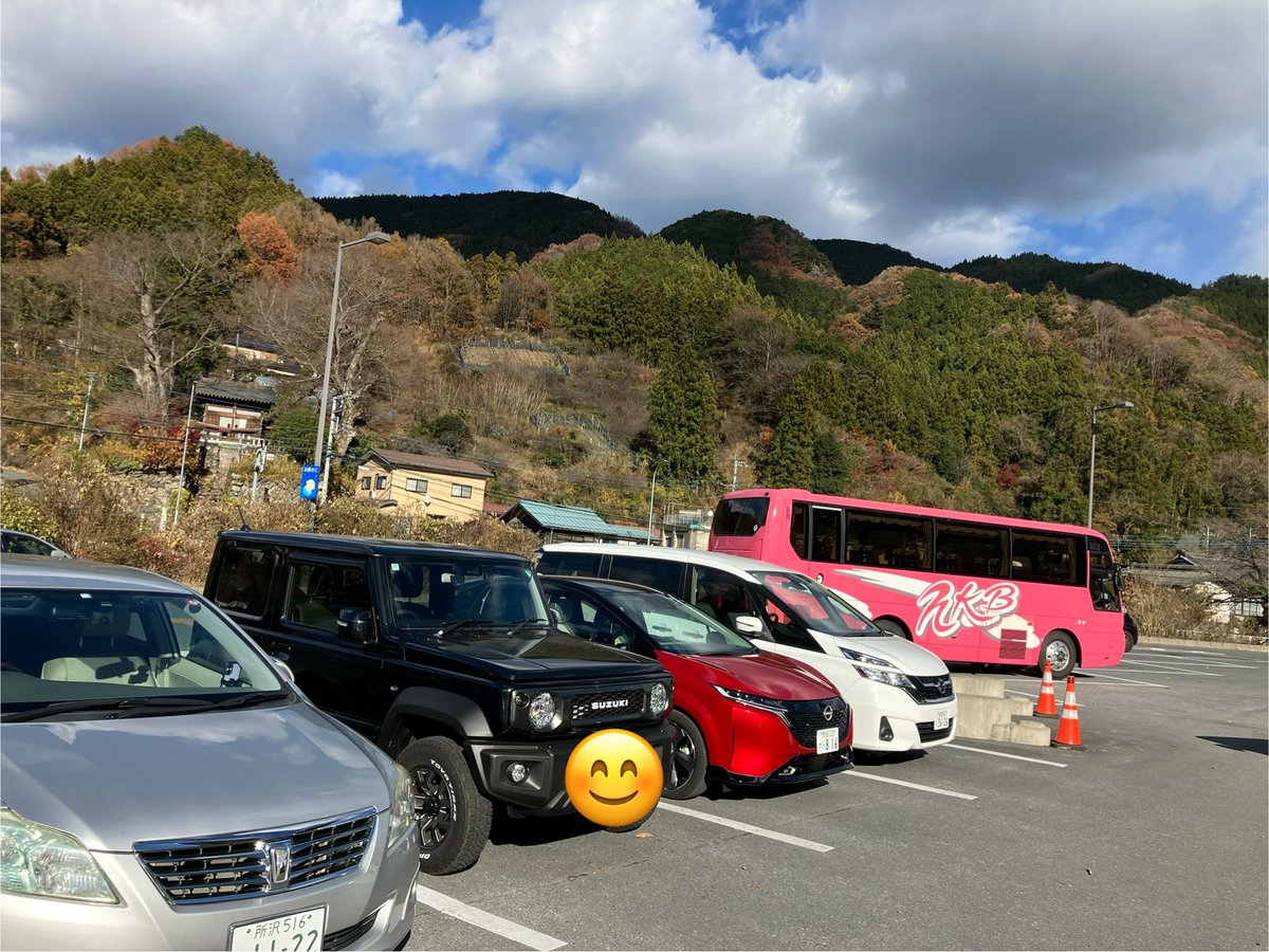 nonezumi1256's tweet photo. 道の駅 あしがくぼ果樹公園村🚙💨
紅葉シーズン？だからか昨日は駐車場いっぱいでした😄

#道の駅
#ジムニー
#ジムニーシエラ https://t.co/dvXs0LFVnG