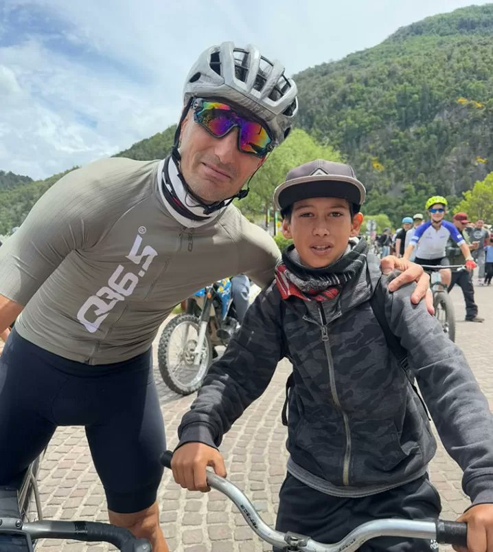 alerta_digital_'s tweet photo. Un adolescente recorrió San Martín en bici para conocer a Scaloni y recibió un regalo inolvidable - https://t.co/dqTyh98hB7 https://t.co/I7YmKgYw6h