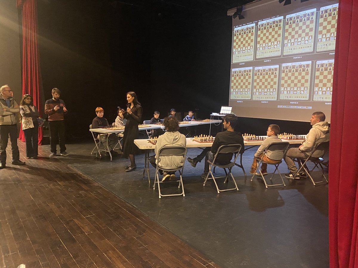Iris_Farkhondeh's tweet photo. Un atelier d’échecs en parties simultanées avec @Mitra Hejazipour, grand maître international d’échecs et championne de France 2023. 

À lire son entretien avec @femeninna paru dans @Charlie_Hebdo_ le 6/3/24 et dans le hors série de septembre p.18. ⬇️ https://t.co/jTE4e3Vq21