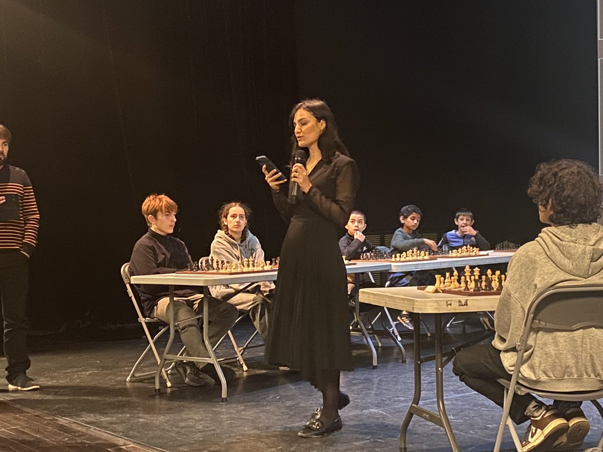 Iris_Farkhondeh's tweet photo. Un atelier d’échecs en parties simultanées avec @Mitra Hejazipour, grand maître international d’échecs et championne de France 2023. 

À lire son entretien avec @femeninna paru dans @Charlie_Hebdo_ le 6/3/24 et dans le hors série de septembre p.18. ⬇️ https://t.co/jTE4e3Vq21
