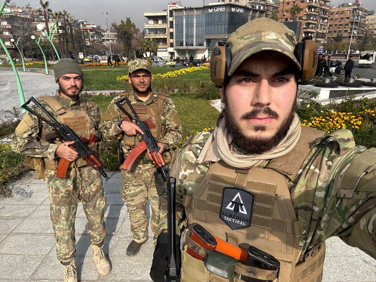 CdricLabrousse's tweet image. Rares clichés des combattants albanais du Xhemati Alban ce jour à Damas. De nouveau, n'oublions pas l'engagement en première ligne de ces groupes jihadistes depuis le début des opérations vers Alep. Ainsi, c'est notamment le corps jihadiste tchétchène (dont Ajnad Kavkaz et JMA)…