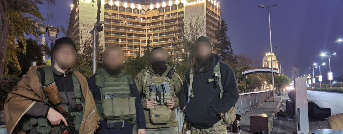 CdricLabrousse's tweet image. Rares clichés des combattants albanais du Xhemati Alban ce jour à Damas. De nouveau, n'oublions pas l'engagement en première ligne de ces groupes jihadistes depuis le début des opérations vers Alep. Ainsi, c'est notamment le corps jihadiste tchétchène (dont Ajnad Kavkaz et JMA)…