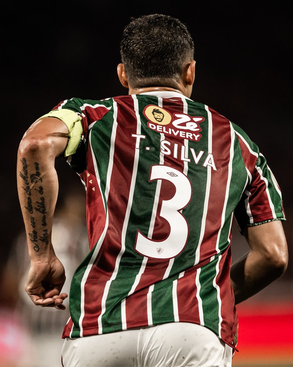 Dos 15 jogos que Thiago Silva fez neste Brasileirão, o Fluminense perdeu apenas DOIS.

O time não sofreu gols em 10 dos 15 jogos.

Absurdo o impacto. Zagueiraço