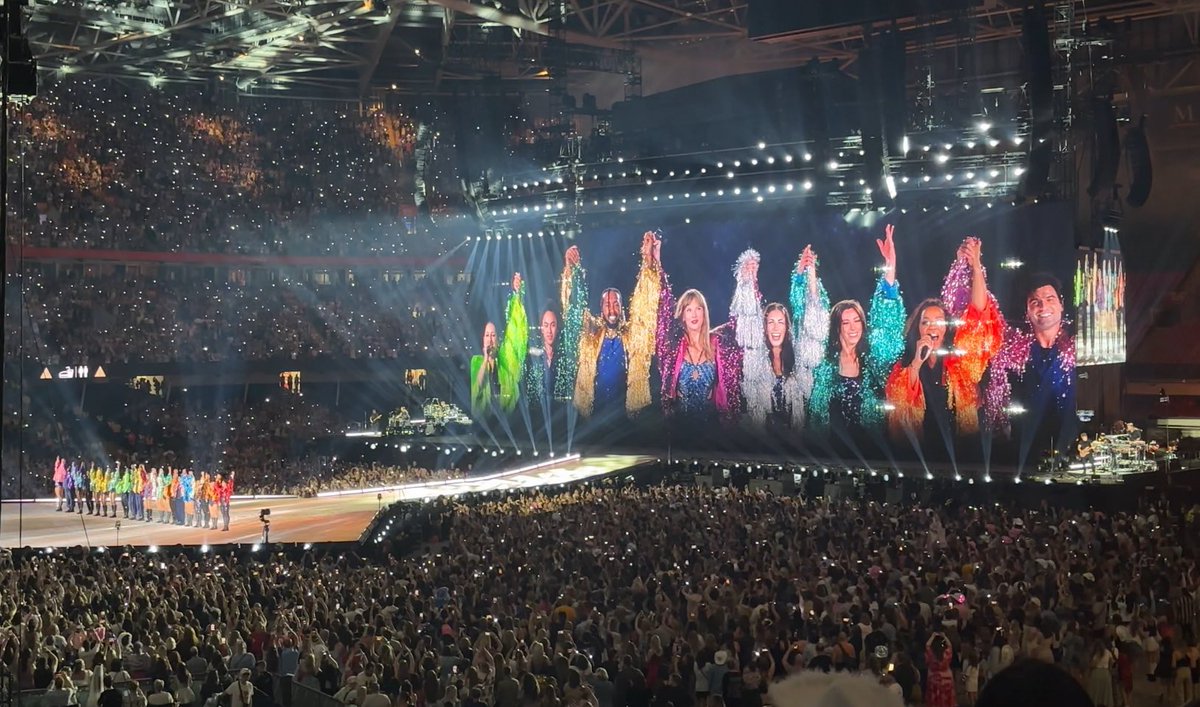 Loopysutton's tweet photo. @maroonsversion Cardiff 🏴󠁧󠁢󠁷󠁬󠁳󠁿#TaylorSwiftTheErasTour 💜 https://t.co/5tTMUnbLv2