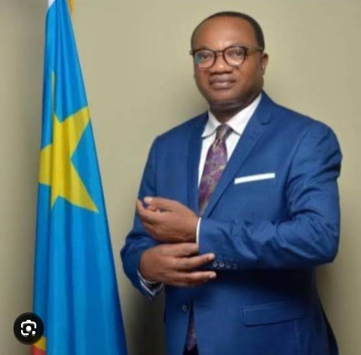 NoelKTshiani's tweet photo. Production des passeports à l’étranger 

Je viens de suivre sur Top Congo l’interview de la Ministre des Affaires Étrangères. Une chose a retenu mon attention et suscité mon indignation: la production des passeports congolais dont le contrat a été confié à une firme privée allemande. Elle affirme que la firme s’occupera de la production des passeports et du renforcement progressif de la capacité de la RDC avec l’objectif à long terme d’implanter une imprimerie en RDC. Ceci est du bluff déjà vu et déjà entendu. Ça n’arrivera pas. 

Je voudrais rappeler à Madame la Ministre que l’Hotel des Monnaies de la Banque Centrale du Congo a été créé pour produire les imprimés de valeur tels que les passeports, les permis de conduire, les cartes d’électeur, les timbres fiscaux, les quittances fiscales, les vignettes, les billets et pièces de monnaie, etc. 

Soixante quatre ans après l’indépendance de la RDC et plusieurs années après la création de l’Hotel des Monnaies, il est incompréhensible et inadmissible que la RDC continue à naviguer à vue et à confier ces tâches régaliennes à des firmes privées qui accèdent aux informations sensibles sur l’identité des citoyens congolais (informations de souveraineté). 

Cette pratique déplorable fait perdre de l’argent à la RDC, transfère des emplois congolais à l’étranger, empiète sur notre souveraineté et contribue à affaiblir notre monnaie nationale car facilitant le transfert à l’étranger des réserves en devises étrangères de notre pays. 

Au lieu de gaspiller toutes ces ressources au profit des firmes étrangères, il serait raisonnable de renforcer l’Hotel des Monnaies de la Banque Centrale du Congo pour qu’il soit en mesure de s’occuper de ces missions régaliennes. Le plus tôt, le mieux ! Je demande donc que le Gouvernement confie la tâche de production des passeports et d’autres imprimés de valeur à l’Hotel des Monnaies qui va employer les congolais pour ce travail.  @lusakuenoc @TopCongo @fatshi13 @radiookapi @bienbakum 

La patrie d’abord !
La patrie avant tout !
La patrie ou la mort !

Professeur Noël K. Tshiani Muadiamviita