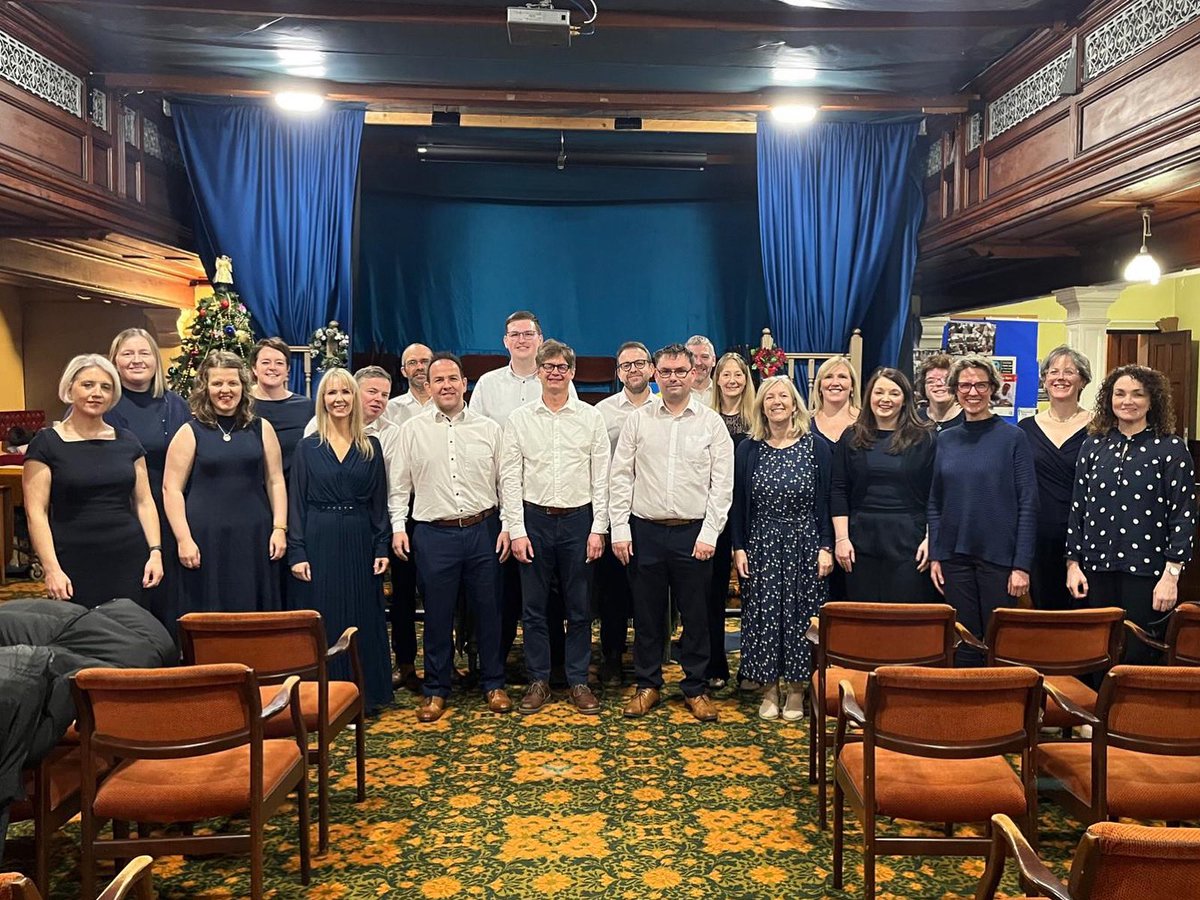 Canu heno ym Mhlygain capel Heol Awst Caerfyrddin. Hyfryd cael cefnogi - Nadolig Llawen i chi gyd 🌟