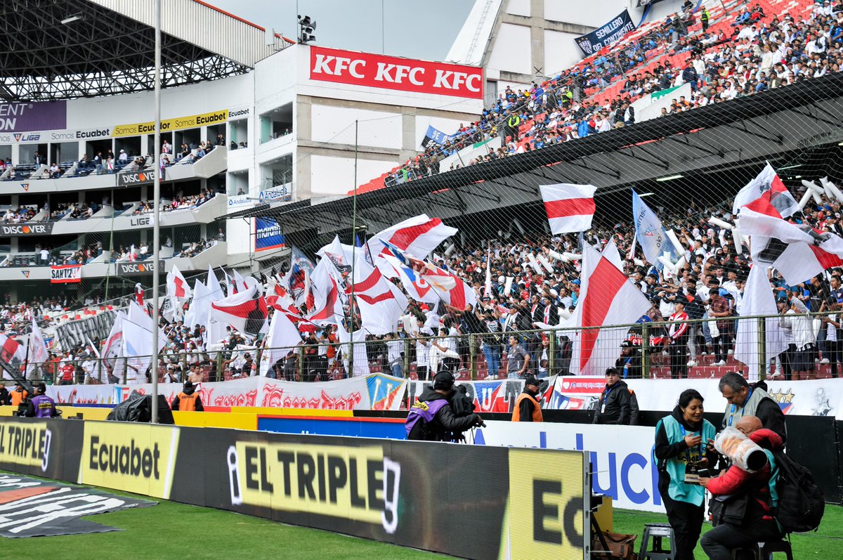 LDU_Oficial's tweet photo. Tenemos la mejor hinchada del mundo 🥹

¡Gracias por su aliento, liguistas de 🤍! 

#VamosLIGA #DaleAlbo https://t.co/VvWgxxw9uY