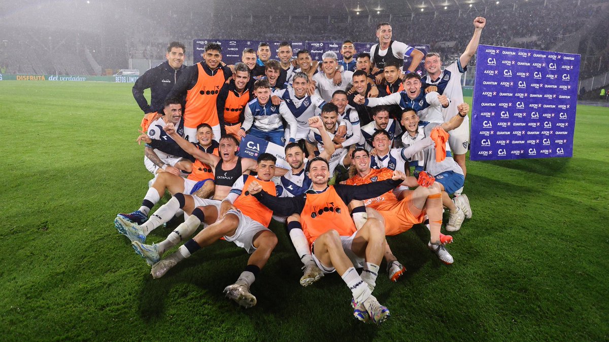 sabadovelezok's tweet photo. ⮕ Ganando el miércoles, sos campeón.
⮕ Ganando el fin de semana, sos campeón.

🔵⚪️ A ganar el miércoles y el fin de semana, #Vélez. Dejen la vida. Nosotros vamos a estar todos. https://t.co/z0jTyrYF85