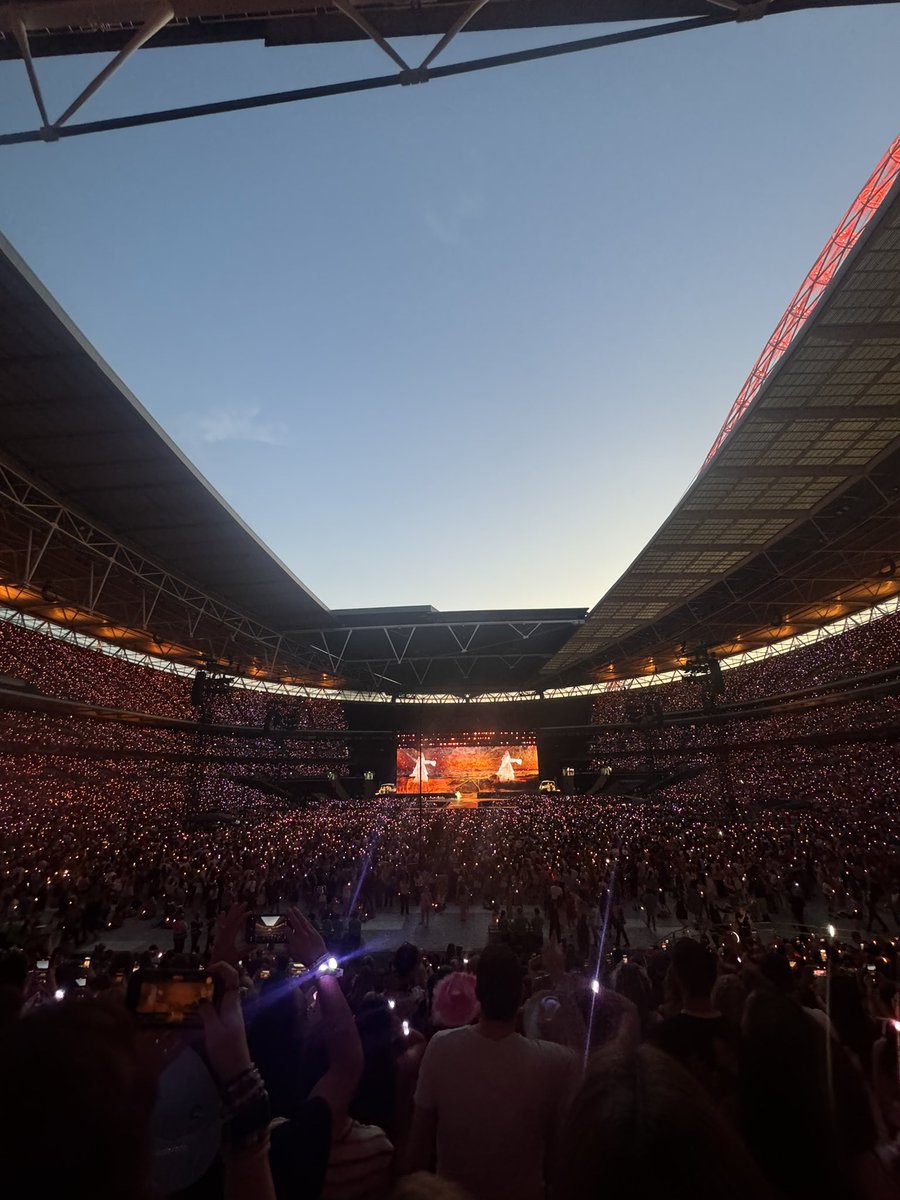 notahoax13's tweet image. help i’m still at the restaurant 🥹 

goodbye to the tour that changed my entire life 🥹 

see you next era…🩷 
#TSTheErasTour 
#taylornation 
@taylorswift13