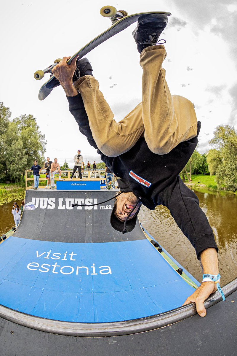 simplesession's tweet photo. The legendary @aaronjawshomoki 🇺🇸 is set to join us for the 25th Anniversary of #SIMPLESESSION this March in @VisitTallinn! 🎉🏟️ Here’s JAWS is throwing down an invert while cruising down the Emajõgi river aboard of our @visitestonia x SS24 barge in Tartu, part of @Tartu2024 celebrations. ⛴️⚓️

📸: Tim Aguliar / @thrashermag