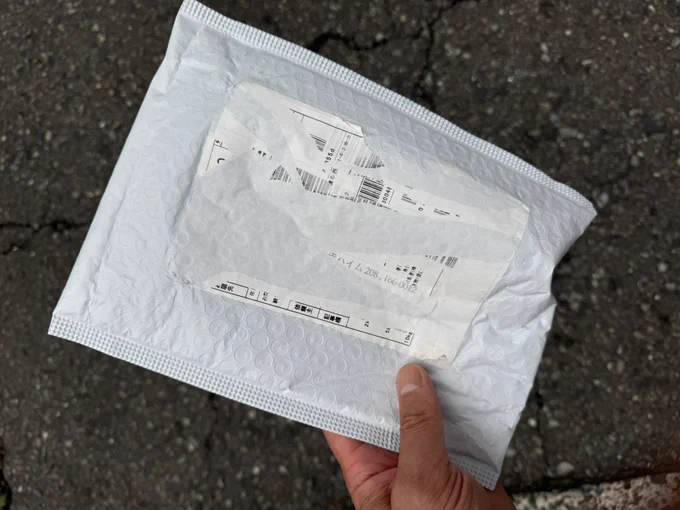 【今日のごみトリビア】プラスチック資源に出す時に剥がすシールはこの程度で大丈夫です!再生する過程で熱で無くなりますが、あまりにも多いと機械が詰まるそうです。ちなみに竹串とか飛び出して危ないので、こういう袋を利用するのもいいかもです!#ゴミ清掃員の日常 
