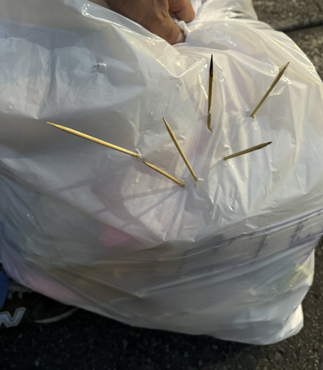 「【今日のごみトリビア】プラスチック資源に出す時に剥がすシールはこの程度で大丈夫で」|マシンガンズ滝沢のイラスト