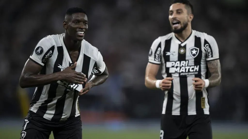 EspacoGlorioso's tweet image. Oi, Nilton e Mané.

Desculpem-me por incomodar o descanso de vocês, mas eu gostaria de contar algo.
Estamos vivendo um momento incrível, um tempo de Botafogo, como aqueles tempos que vocês foram fundamentais.
Eu tenho certeza que vocês ficariam orgulhosos com um detalhe: Hoje nós…