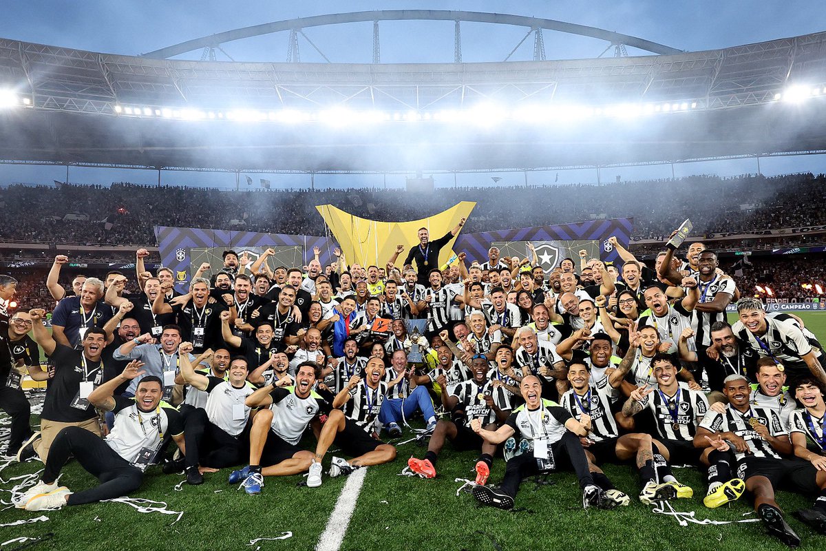 A FAMÍLIA BOTAFOGO É CAMPEÃ DE NOVO! 🏆🔥 #BOTAFOGOCAMPEÃO #TEMPODEBOTAFOGO 

📸 Vítor Silva/ BFR