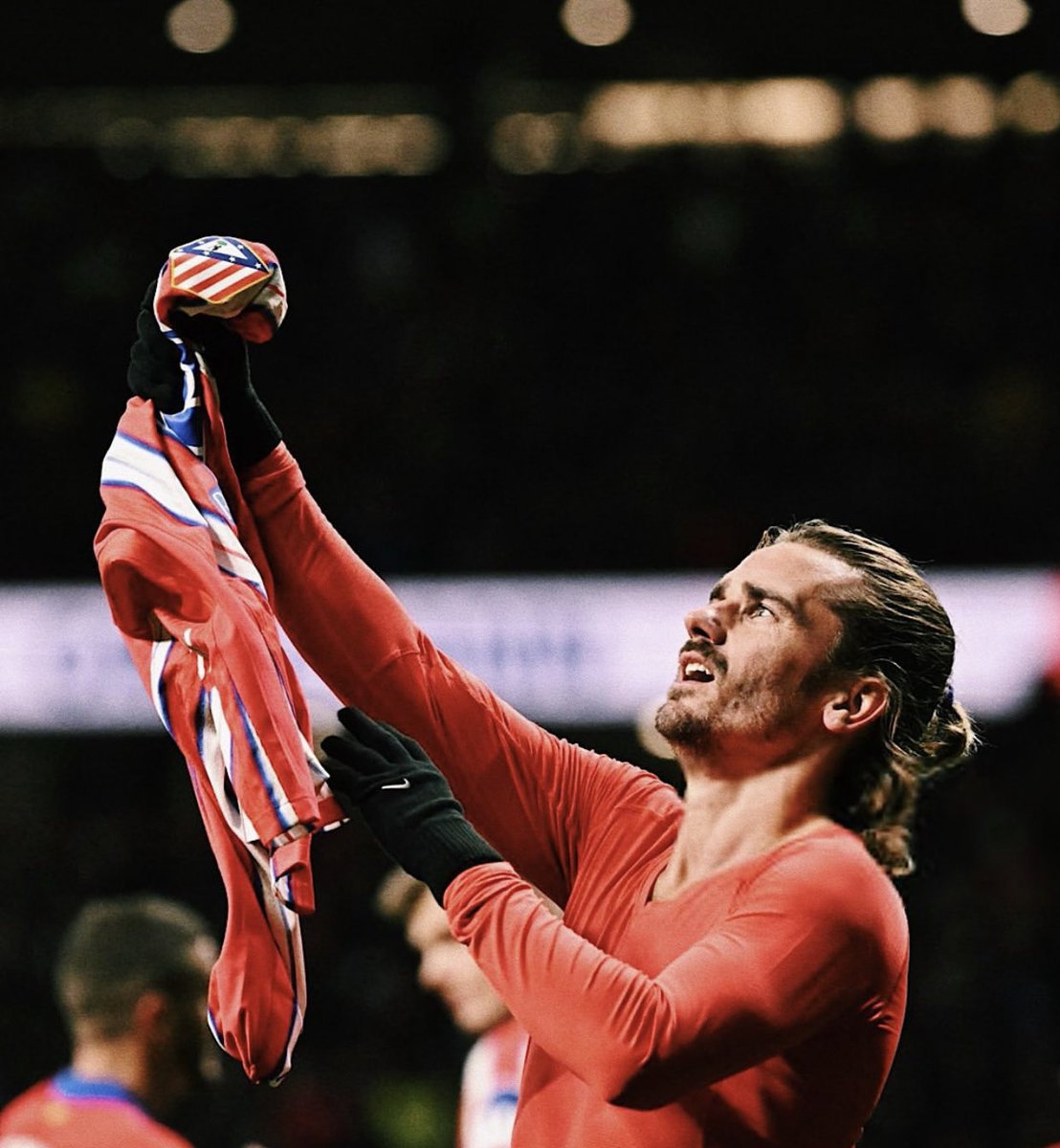rubennatm's tweet photo. Vaya fotaza de Griezmann con el escudo 😍 https://t.co/CIPdfX9cVl