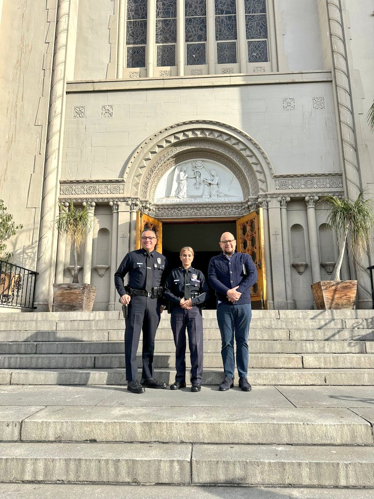 Hoy domingo el departamento de #ProteccionConsular de <a href="/ConsulMexLan/">Consulado General De México en Los Ángeles</a> acompañó a policías de <a href="/LAPDRampart/">LAPD Rampart</a> para llevar información a los feligreses sobre sus derechos y los diferentes servicios q' ofrece el Consulado, al finalizar la misa en la Parroquia de la Immaculada Concepción.