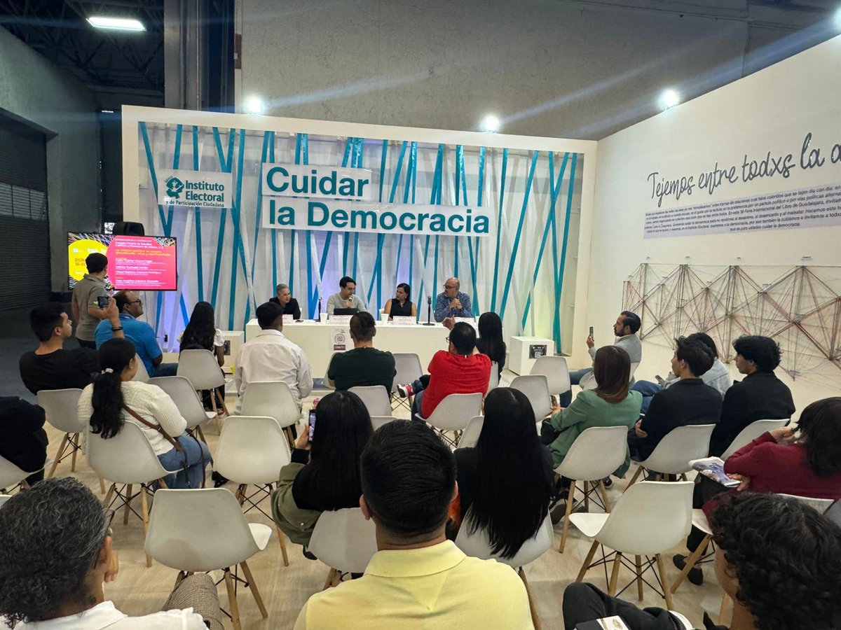 🙋🏻‍♂️El presidente del <a href="/cpsseajal/">cpsseajal</a>, <a href="/pviveros/">Vicente Viveros</a>, participó junto con <a href="/FabiGaribaldi/">Fabi Garibaldi</a>, <a href="/15_matthew/">Alan Matthew Cisneros</a> y <a href="/CazaresAngeli/">Angélica Cazares</a> en la charla “La Ciencia Política en un mundo globalizado: retos y oportunidades” organizado por <a href="/CEEPyG/">CEEPyG</a>.

#Democracia #ParticipaciónCiudadana