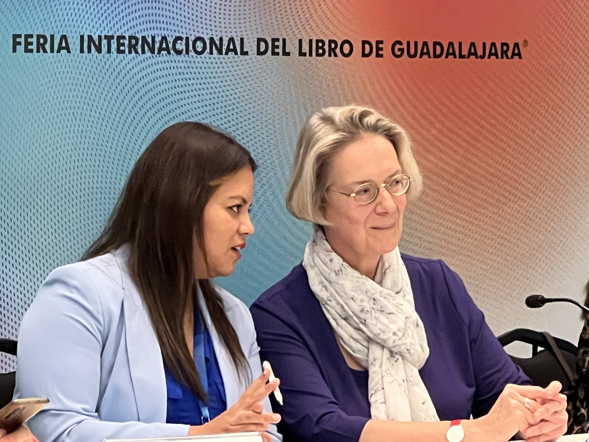 sems_udg's tweet photo. Ya estamos en uno de los eventos más hermosos de Prepas UDG. 

La premiación del concurso Cartas al Autor a Christine Féret-Fleury. 

El género epistolar destaca en esta @FILGuadalajara. 

#SomosLectores #PrepaUDG #FIL2024 #CartasAlAutor https://t.co/sw9emPoCTU